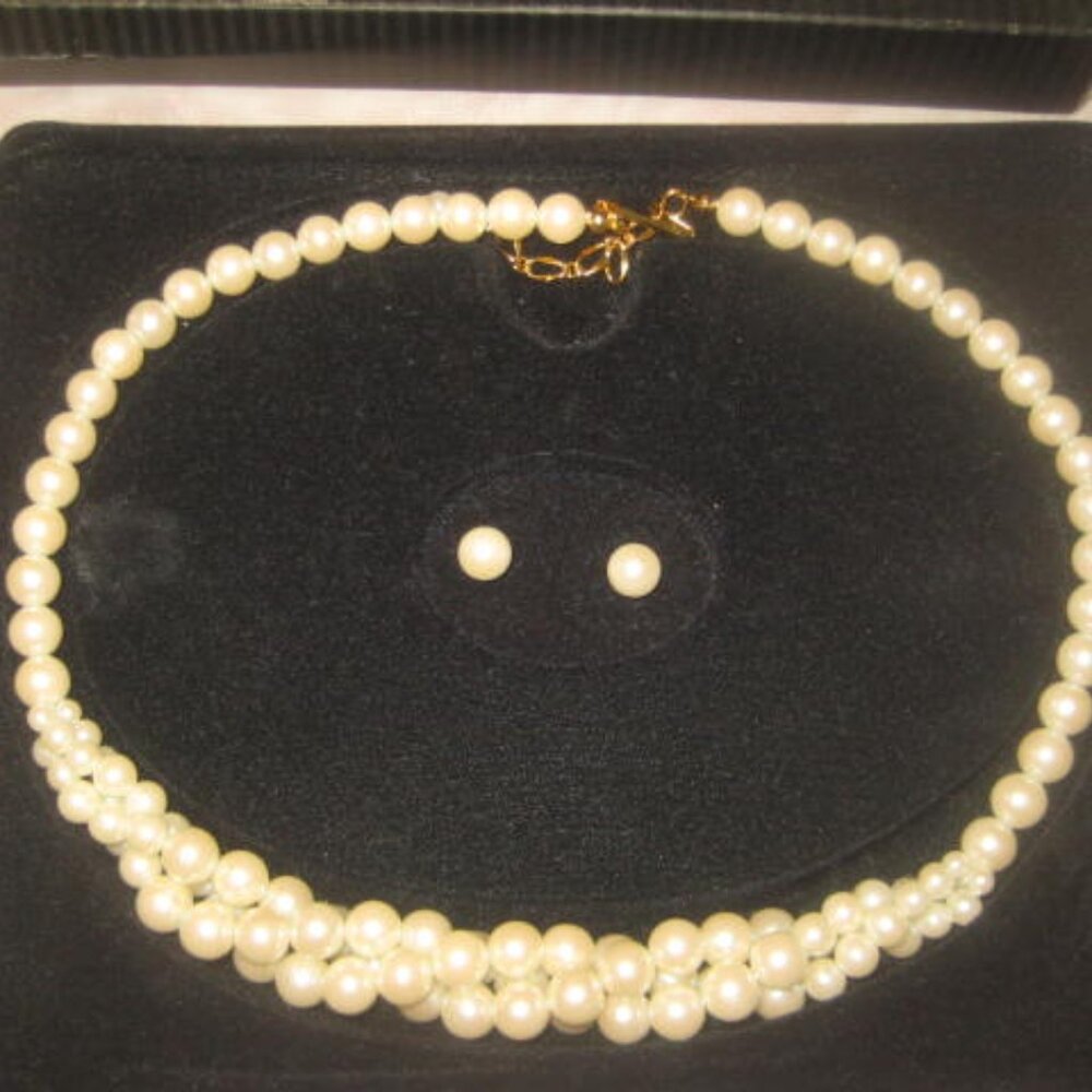 Women's Avon Necklace & Pierced Earrings Set Faux Pearls Original Box 1993